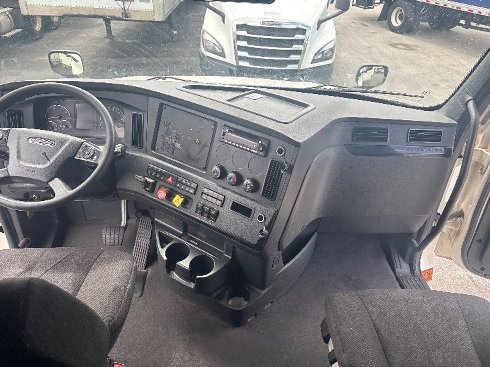 Sleeper Tractor-Heavy Duty Tractors-Freightliner-2024-T12664ST-Medley-FL-712,683\n\t\tmiles-$ 60,500 - Image 12