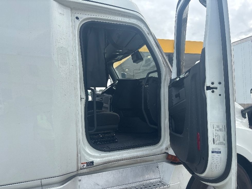 Sleeper Tractor-Heavy Duty Tractors-Freightliner-2024-T12664ST-Medley-FL-712,683\n\t\tmiles-$ 60,500 - Image 13