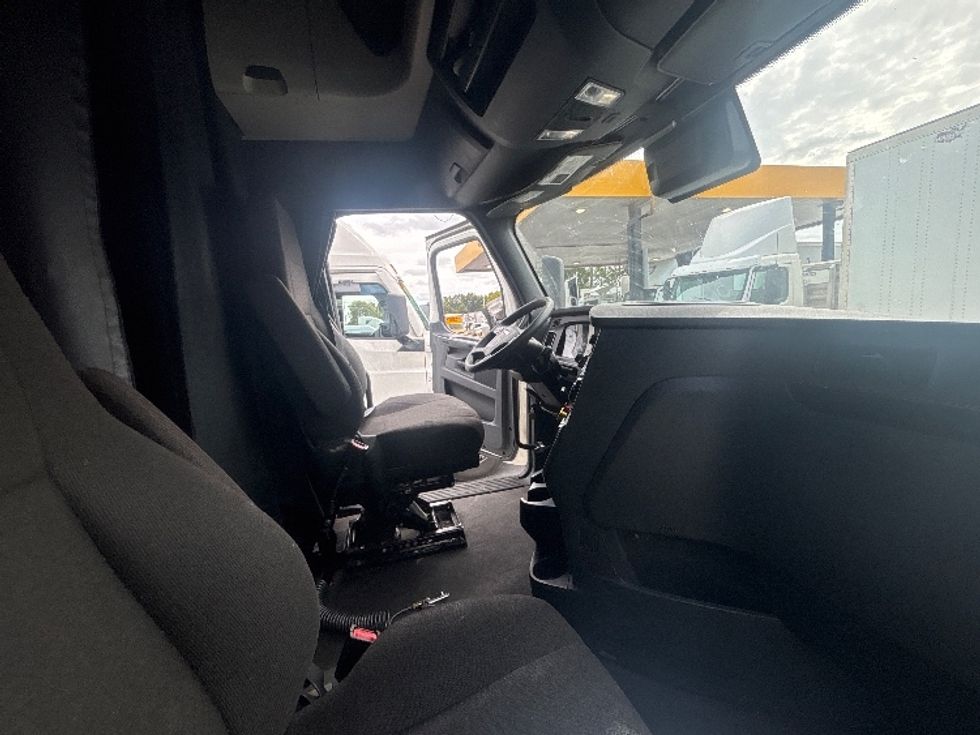 Sleeper Tractor-Heavy Duty Tractors-Freightliner-2024-T12664ST-Medley-FL-712,683\n\t\tmiles-$ 60,500 - Image 15