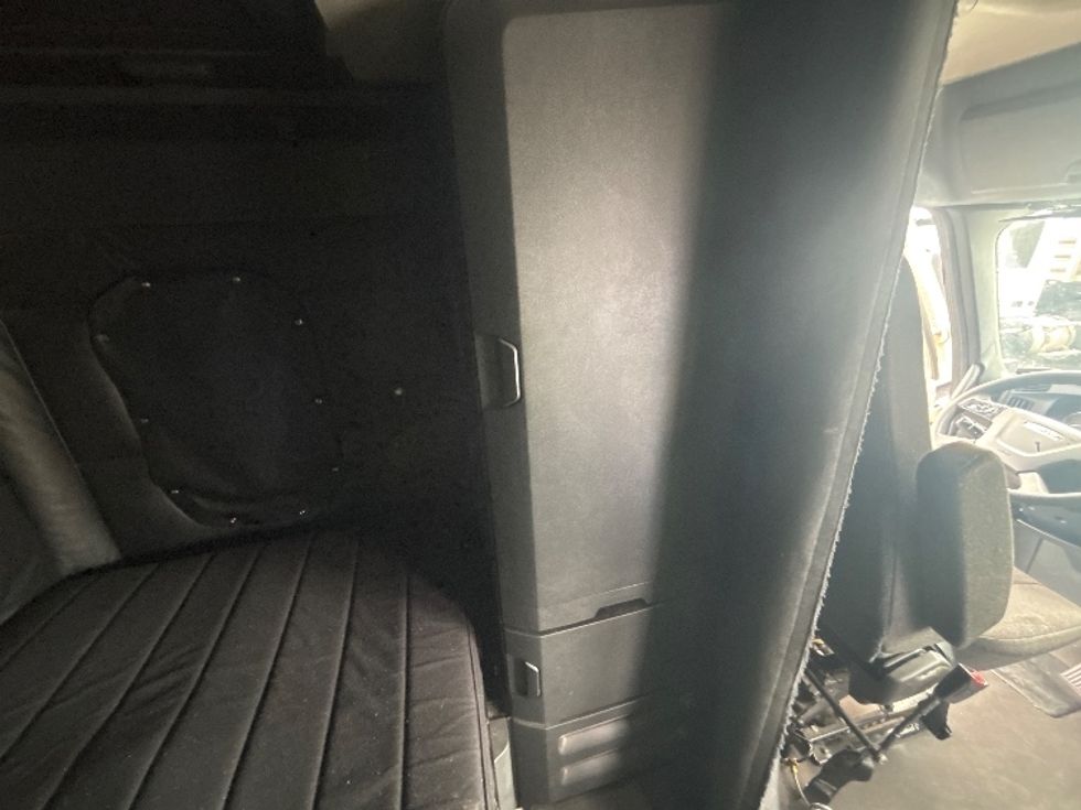 Sleeper Tractor-Heavy Duty Tractors-Freightliner-2024-T12664ST-Medley-FL-712,683\n\t\tmiles-$ 60,500 - Image 18