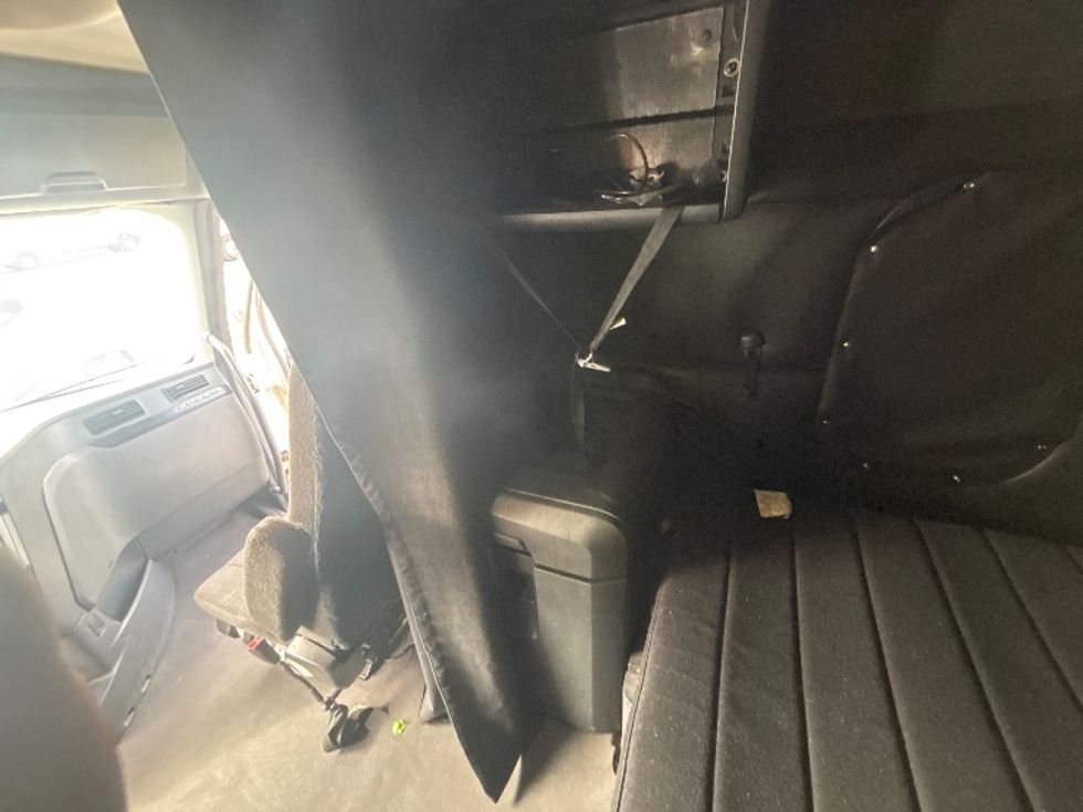 Sleeper Tractor-Heavy Duty Tractors-Freightliner-2024-T12664ST-Medley-FL-712,683\n\t\tmiles-$ 60,500 - Image 19