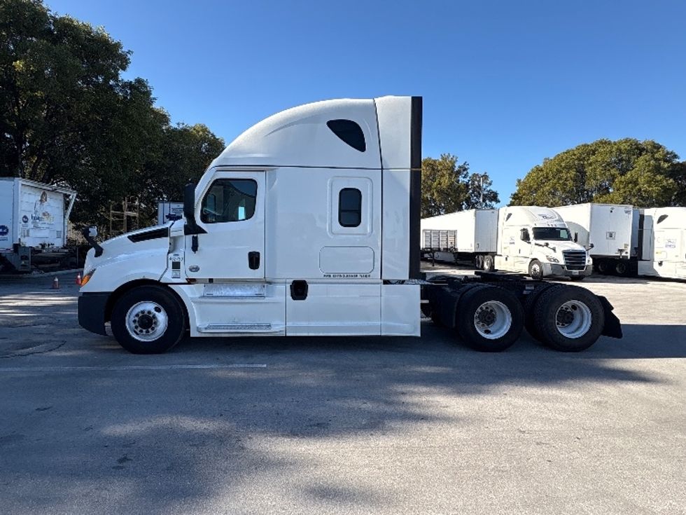 Sleeper Tractor-Heavy Duty Tractors-Freightliner-2024-T12664ST-Medley-FL-712,683\n\t\tmiles-$ 60,500 - Image 4