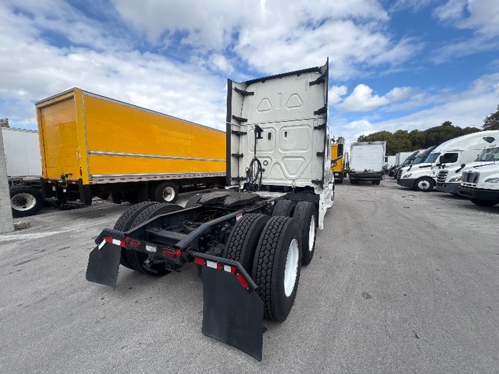 Sleeper Tractor-Heavy Duty Tractors-Freightliner-2024-T12664ST-Medley-FL-712,683\n\t\tmiles-$ 60,500 - Image 7