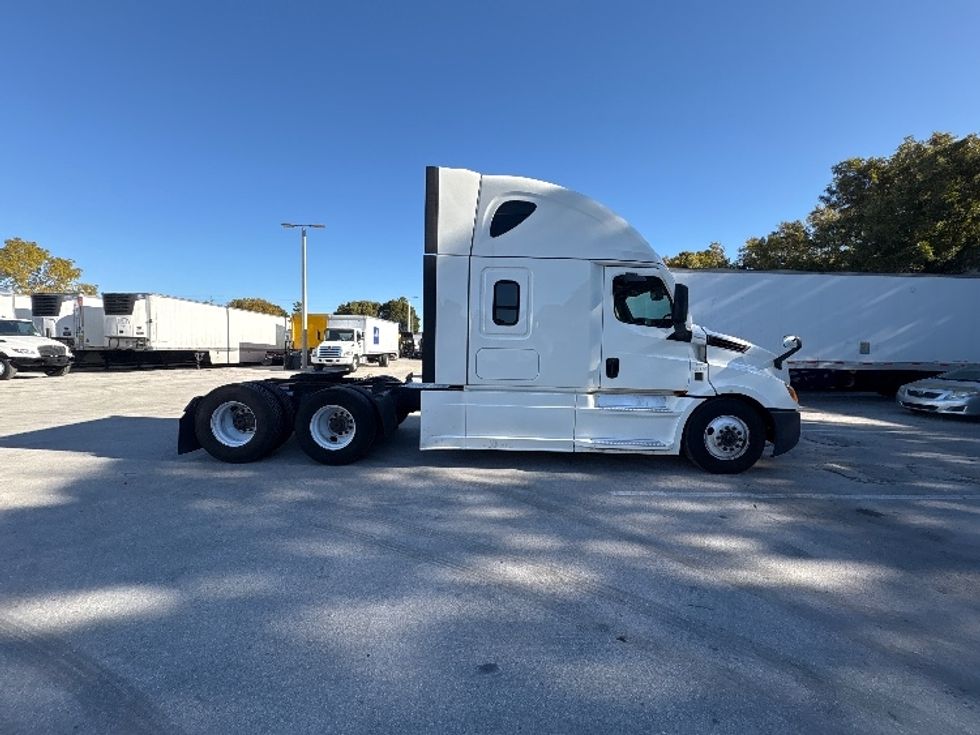 Sleeper Tractor-Heavy Duty Tractors-Freightliner-2024-T12664ST-Medley-FL-712,683\n\t\tmiles-$ 60,500 - Image 8