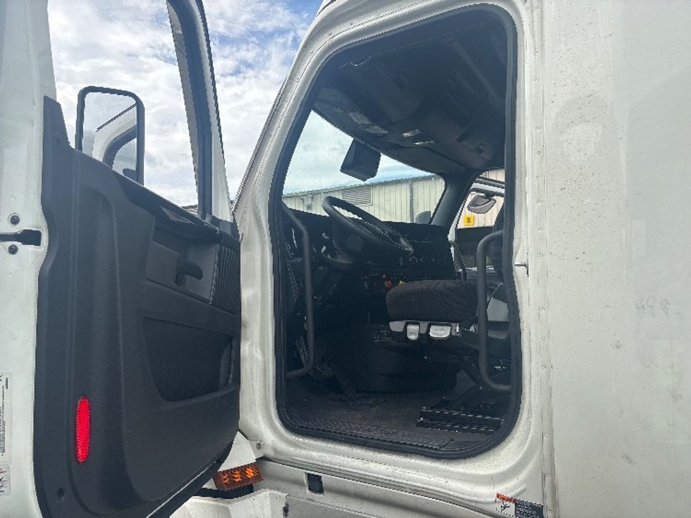 Sleeper Tractor-Heavy Duty Tractors-Freightliner-2024-T12664ST-Medley-FL-712,683\n\t\tmiles-$ 60,500 - Image 9