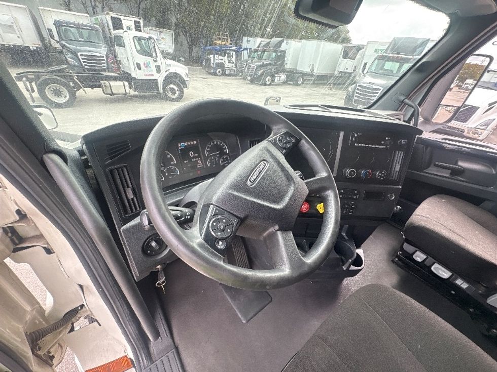 Sleeper Tractor-Heavy Duty Tractors-Freightliner-2024-T12664ST-Medley-FL-732,837\n\t\tmiles-$ 58,500 - Image 10