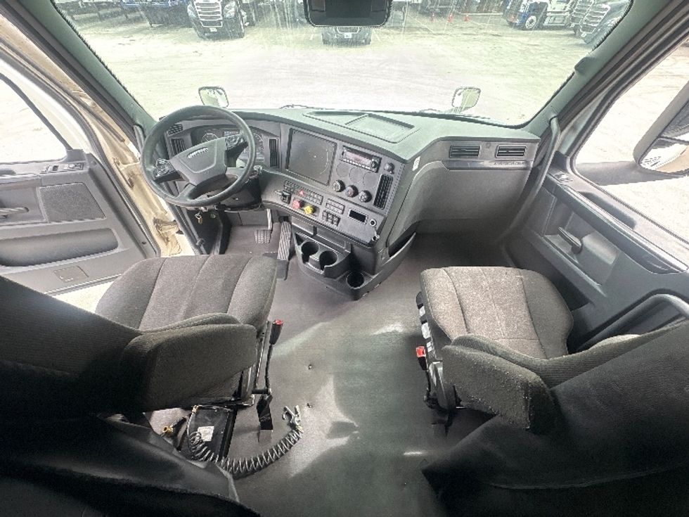 Sleeper Tractor-Heavy Duty Tractors-Freightliner-2024-T12664ST-Medley-FL-732,837\n\t\tmiles-$ 58,500 - Image 12