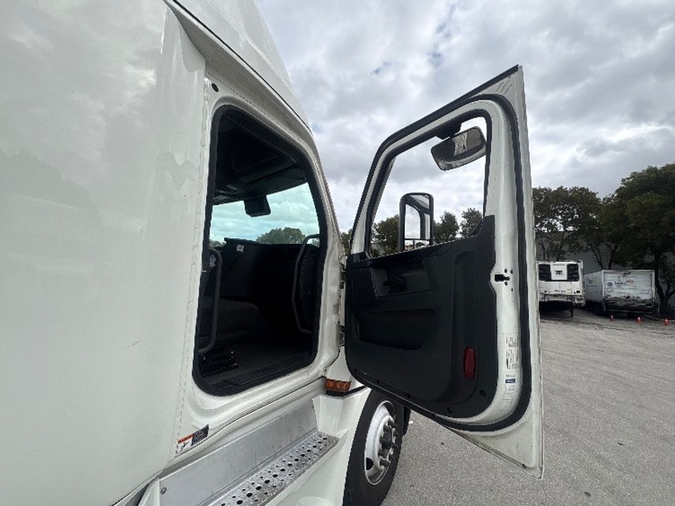 Sleeper Tractor-Heavy Duty Tractors-Freightliner-2024-T12664ST-Medley-FL-732,837\n\t\tmiles-$ 58,500 - Image 13