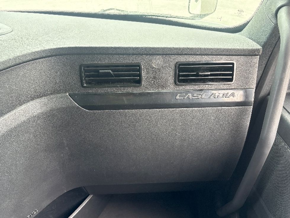 Sleeper Tractor-Heavy Duty Tractors-Freightliner-2024-T12664ST-Medley-FL-732,837\n\t\tmiles-$ 58,500 - Image 14