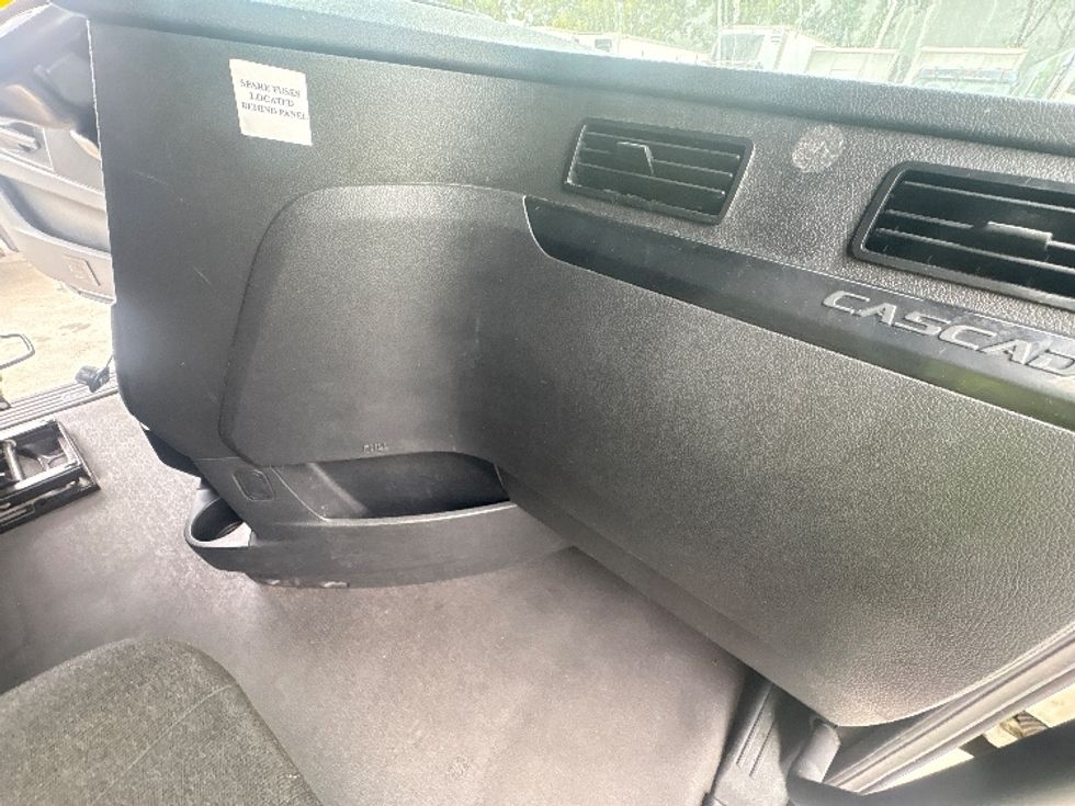 Sleeper Tractor-Heavy Duty Tractors-Freightliner-2024-T12664ST-Medley-FL-732,837\n\t\tmiles-$ 58,500 - Image 15