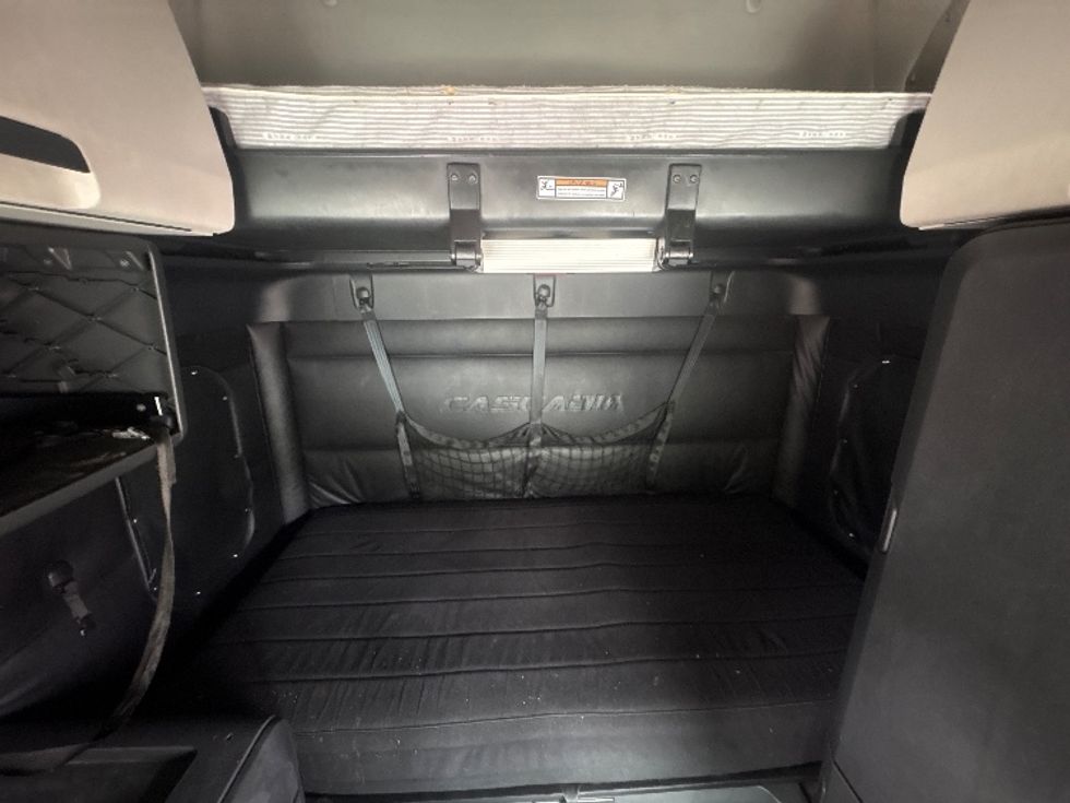 Sleeper Tractor-Heavy Duty Tractors-Freightliner-2024-T12664ST-Medley-FL-732,837\n\t\tmiles-$ 58,500 - Image 16