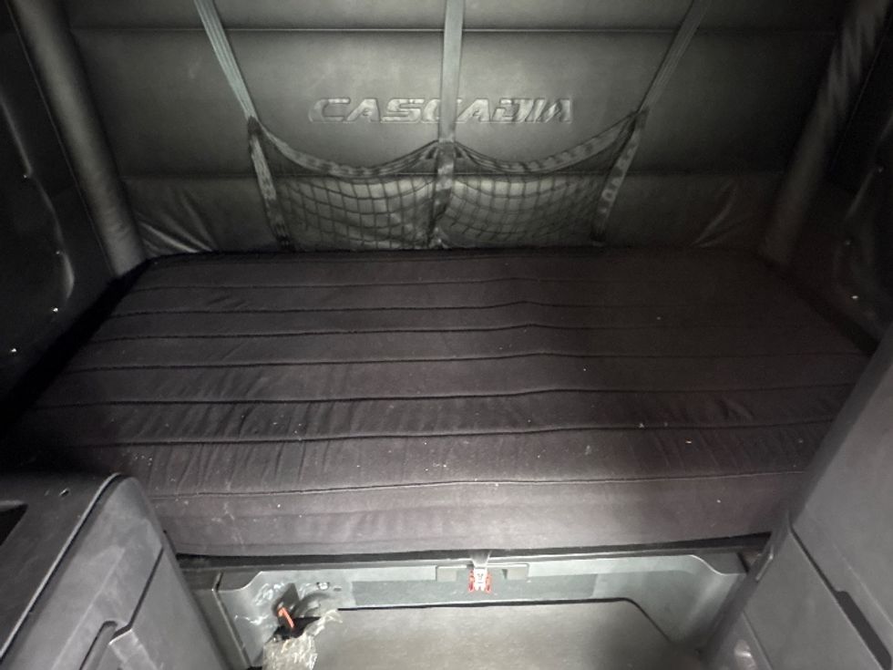 Sleeper Tractor-Heavy Duty Tractors-Freightliner-2024-T12664ST-Medley-FL-732,837\n\t\tmiles-$ 58,500 - Image 17