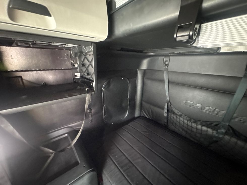 Sleeper Tractor-Heavy Duty Tractors-Freightliner-2024-T12664ST-Medley-FL-732,837\n\t\tmiles-$ 58,500 - Image 19