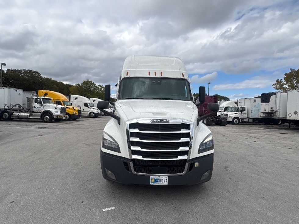 Sleeper Tractor-Heavy Duty Tractors-Freightliner-2024-T12664ST-Medley-FL-732,837\n\t\tmiles-$ 58,500 - Image 2