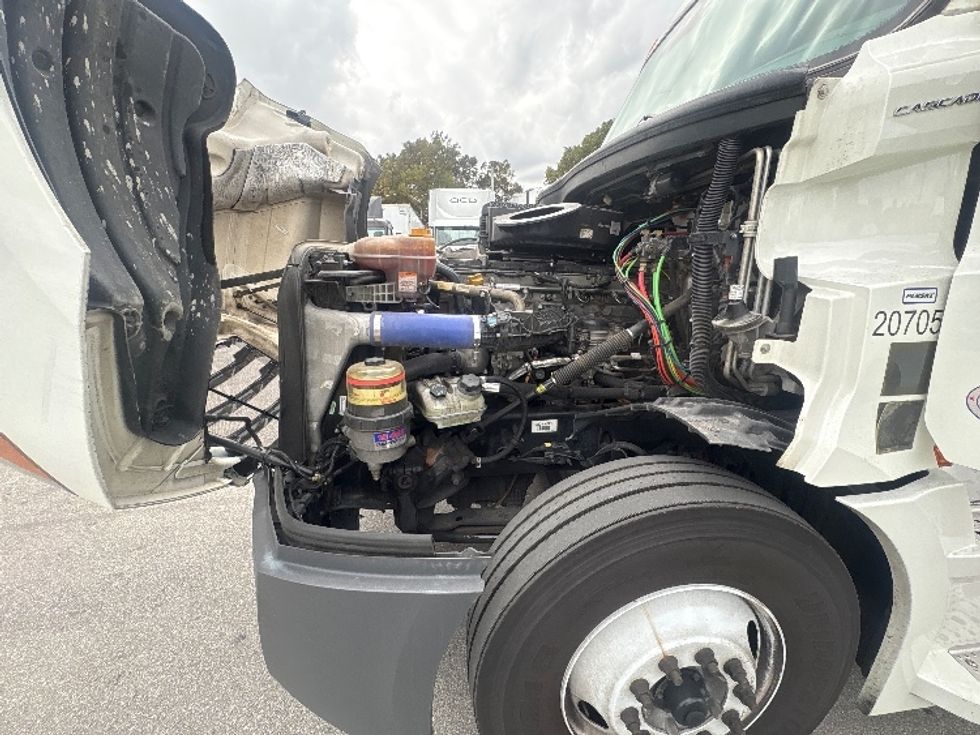 Sleeper Tractor-Heavy Duty Tractors-Freightliner-2024-T12664ST-Medley-FL-732,837\n\t\tmiles-$ 58,500 - Image 21