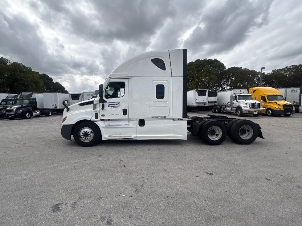 Sleeper Tractor-Heavy Duty Tractors-Freightliner-2024-T12664ST-Medley-FL-732,837\n\t\tmiles-$ 58,500 - Image 4