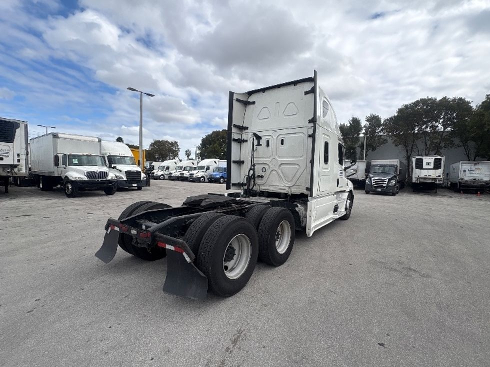 Sleeper Tractor-Heavy Duty Tractors-Freightliner-2024-T12664ST-Medley-FL-732,837\n\t\tmiles-$ 58,500 - Image 7