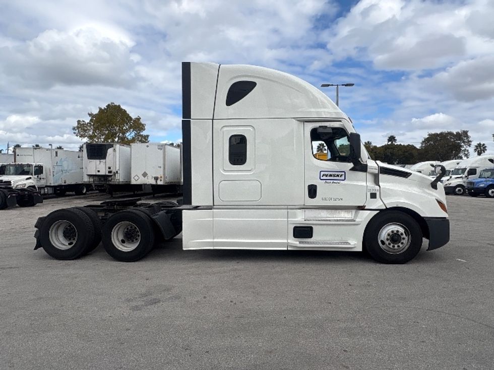 Sleeper Tractor-Heavy Duty Tractors-Freightliner-2024-T12664ST-Medley-FL-732,837\n\t\tmiles-$ 58,500 - Image 8
