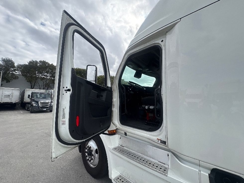 Sleeper Tractor-Heavy Duty Tractors-Freightliner-2024-T12664ST-Medley-FL-732,837\n\t\tmiles-$ 58,500 - Image 9