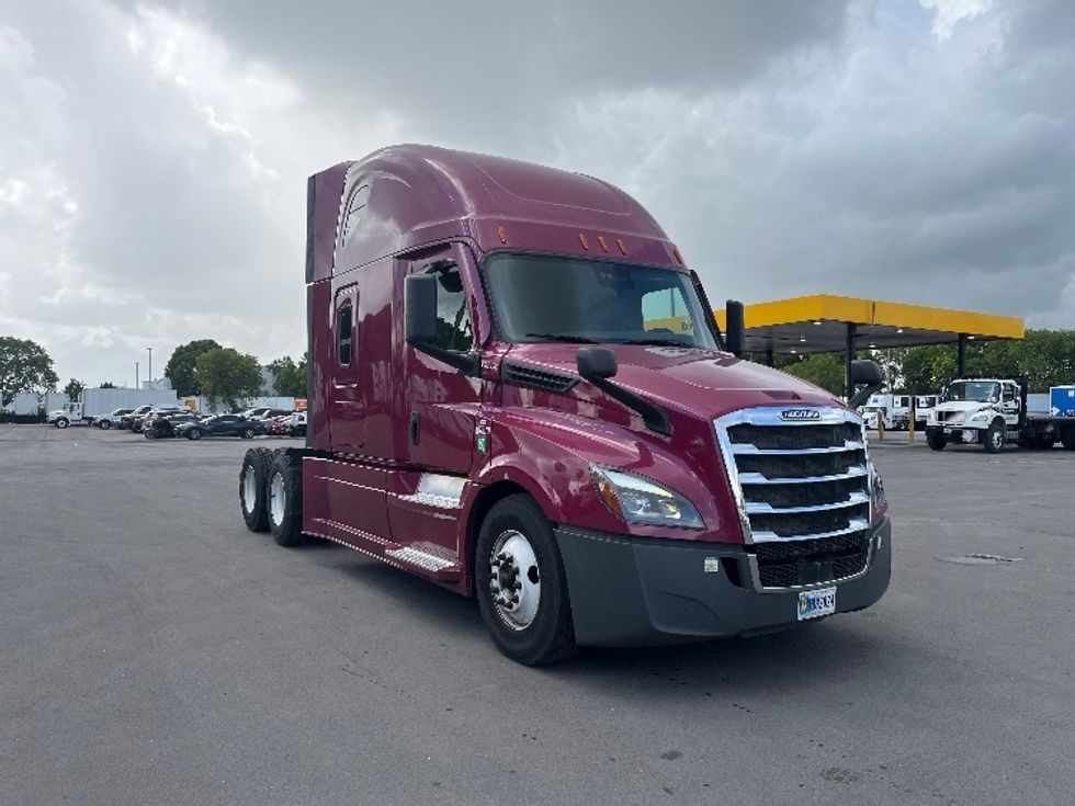 Sleeper Tractor-Heavy Duty Tractors-Freightliner-2024-T12664ST-Medley-FL-770,989\n\t\tmiles-$ 63,000 - Image 1