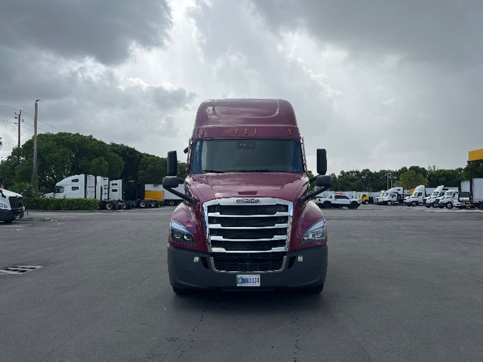 Sleeper Tractor-Heavy Duty Tractors-Freightliner-2024-T12664ST-Medley-FL-770,989\n\t\tmiles-$ 63,000 - Image 2