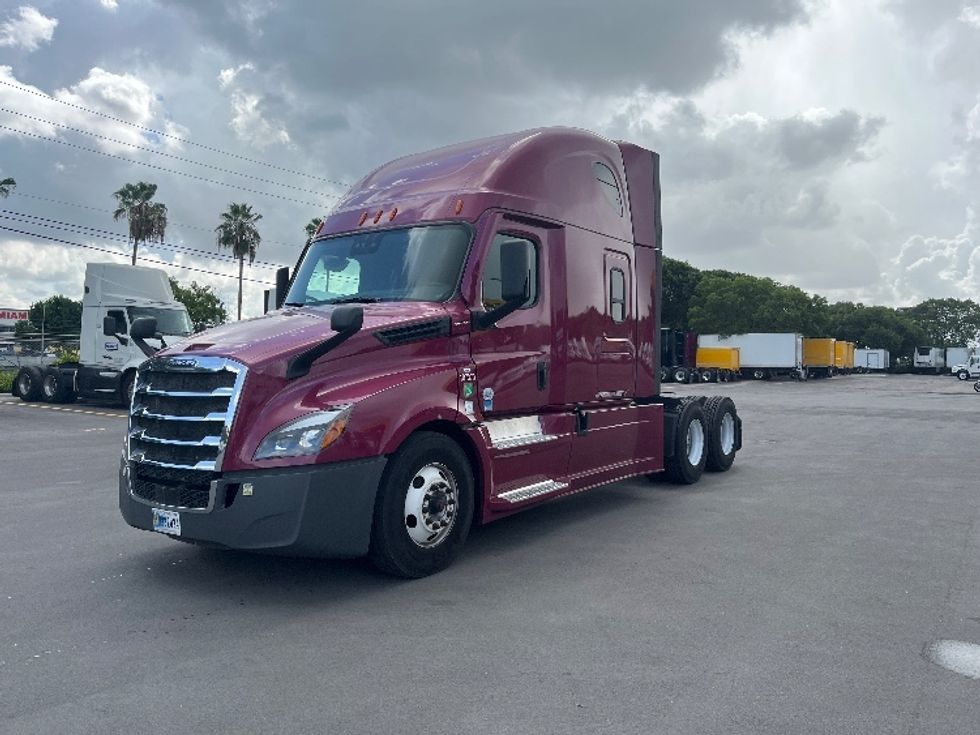Sleeper Tractor-Heavy Duty Tractors-Freightliner-2024-T12664ST-Medley-FL-770,989\n\t\tmiles-$ 63,000 - Image 3