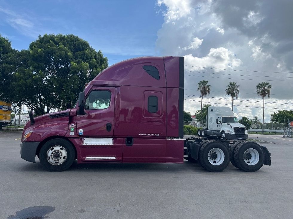 Sleeper Tractor-Heavy Duty Tractors-Freightliner-2024-T12664ST-Medley-FL-770,989\n\t\tmiles-$ 63,000 - Image 4