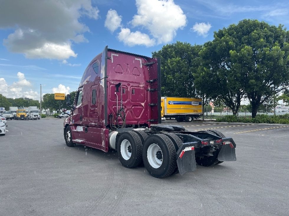 Sleeper Tractor-Heavy Duty Tractors-Freightliner-2024-T12664ST-Medley-FL-770,989\n\t\tmiles-$ 63,000 - Image 5