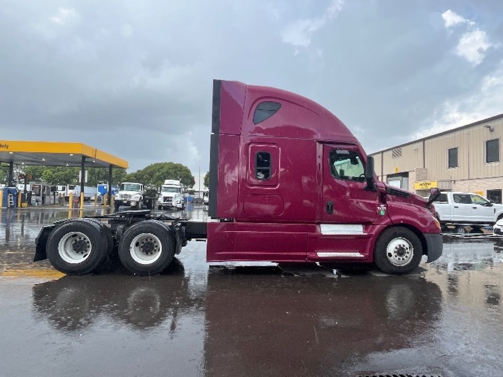 Sleeper Tractor-Heavy Duty Tractors-Freightliner-2024-T12664ST-Medley-FL-770,989\n\t\tmiles-$ 63,000 - Image 8