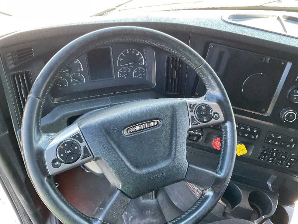Sleeper Tractor-Heavy Duty Tractors-Freightliner-2024-T12664ST-Saint Laurent-PQ-1,041,999\n\t\tkm-$ 107,250 - Image 10