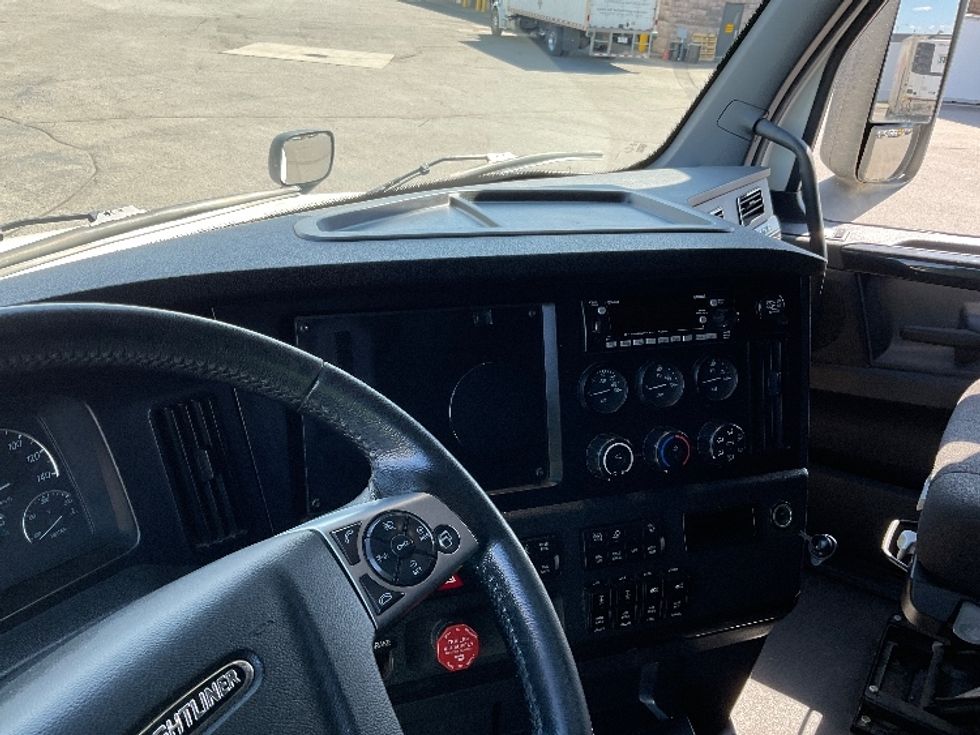 Sleeper Tractor-Heavy Duty Tractors-Freightliner-2024-T12664ST-Saint Laurent-PQ-1,041,999\n\t\tkm-$ 107,250 - Image 11