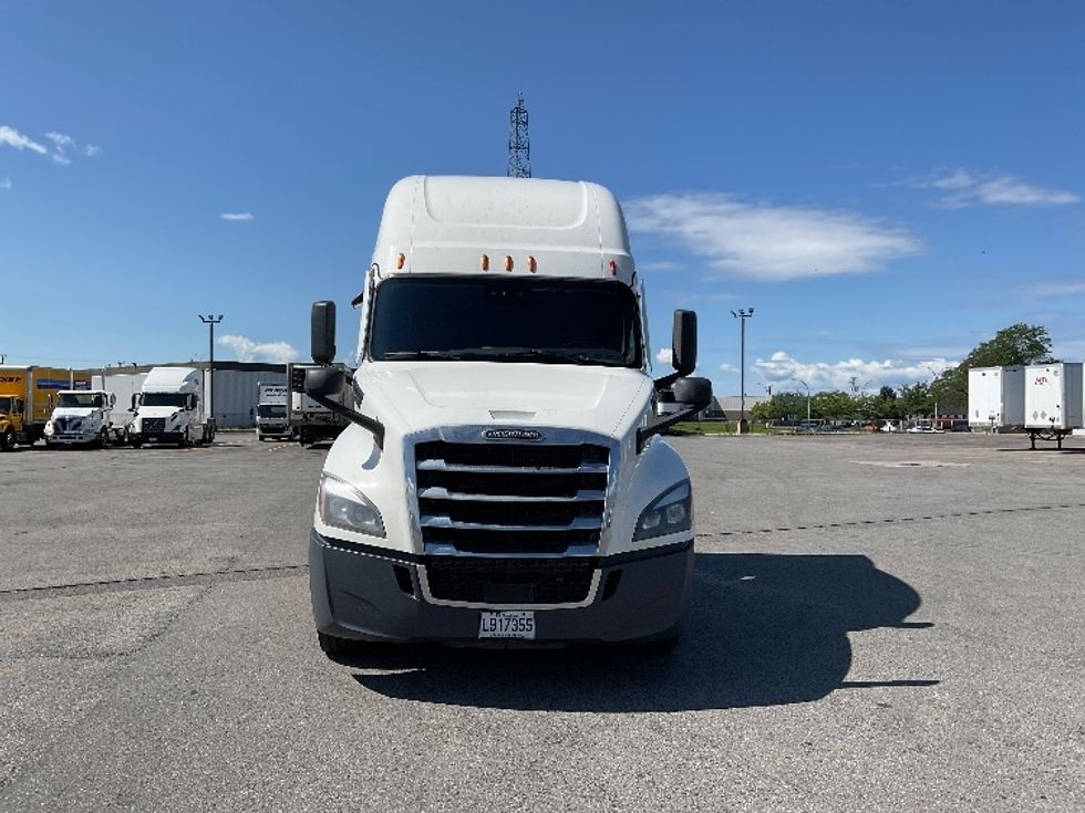 Sleeper Tractor-Heavy Duty Tractors-Freightliner-2024-T12664ST-Saint Laurent-PQ-1,041,999\n\t\tkm-$ 107,250 - Image 2