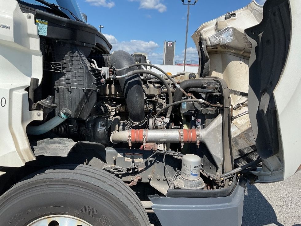 Sleeper Tractor-Heavy Duty Tractors-Freightliner-2024-T12664ST-Saint Laurent-PQ-1,041,999\n\t\tkm-$ 107,250 - Image 20