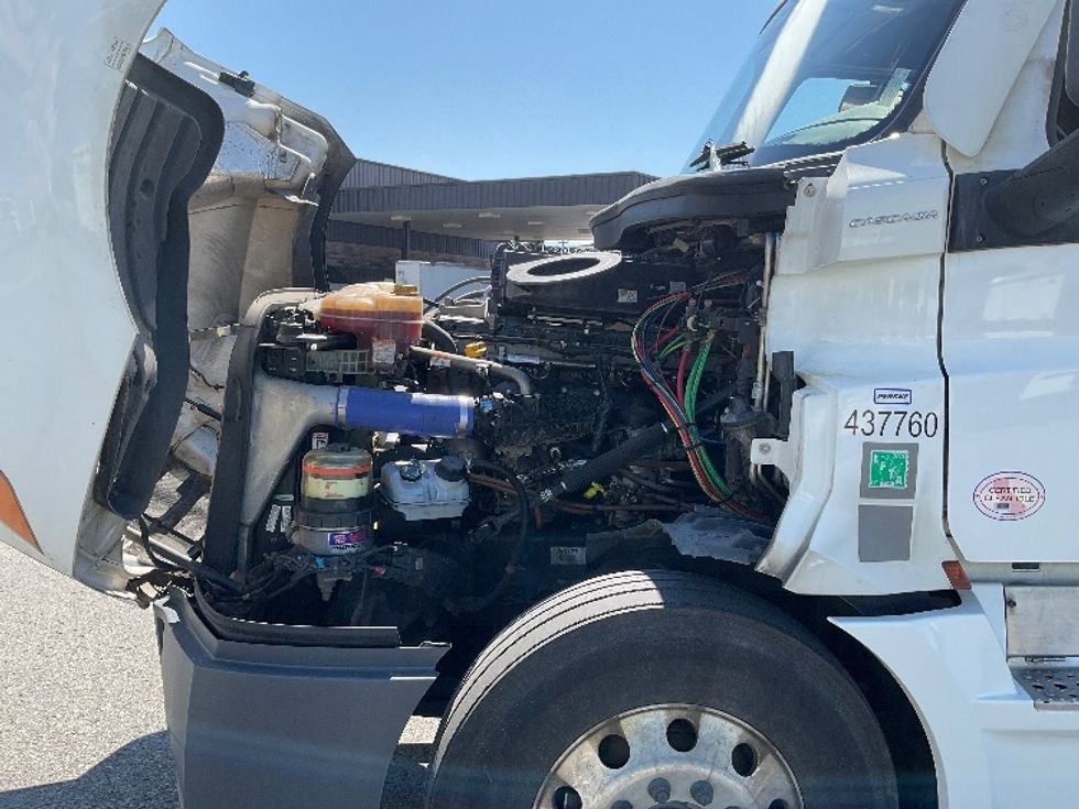 Sleeper Tractor-Heavy Duty Tractors-Freightliner-2024-T12664ST-Saint Laurent-PQ-1,041,999\n\t\tkm-$ 107,250 - Image 21