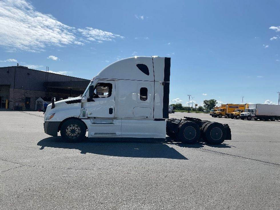 Sleeper Tractor-Heavy Duty Tractors-Freightliner-2024-T12664ST-Saint Laurent-PQ-1,041,999\n\t\tkm-$ 107,250 - Image 4