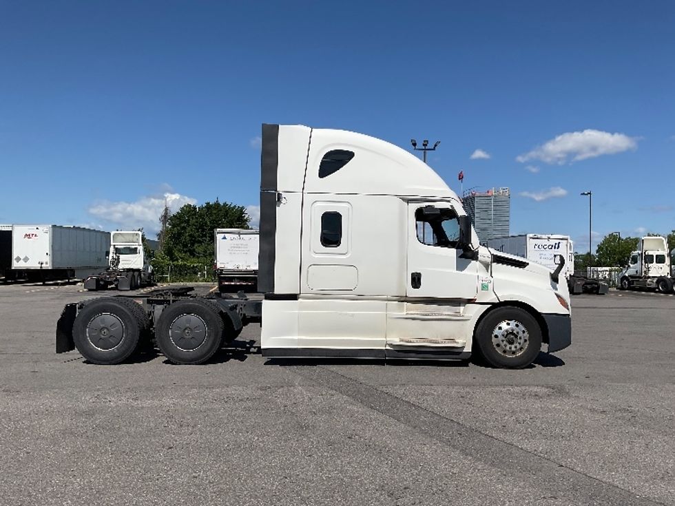 Sleeper Tractor-Heavy Duty Tractors-Freightliner-2024-T12664ST-Saint Laurent-PQ-1,041,999\n\t\tkm-$ 107,250 - Image 8