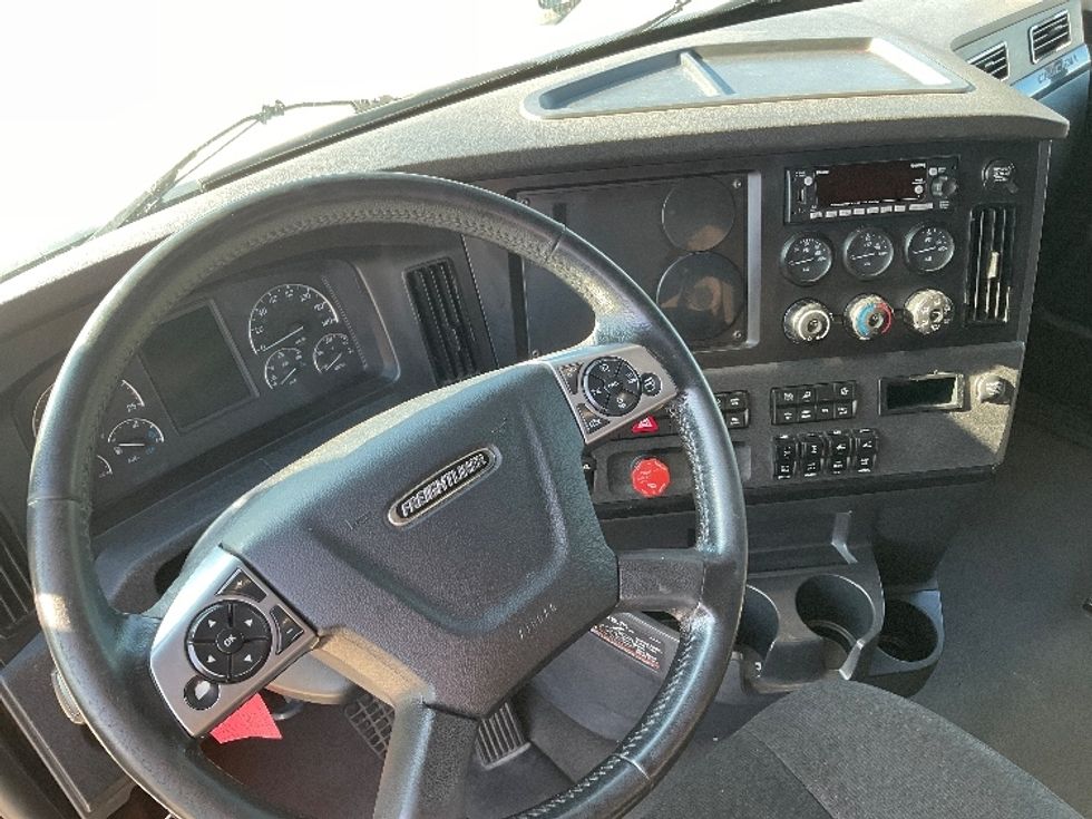 Sleeper Tractor-Heavy Duty Tractors-Freightliner-2024-T12664ST-Saint Laurent-PQ-1,084,019\n\t\tkm-$ 99,250 - Image 10
