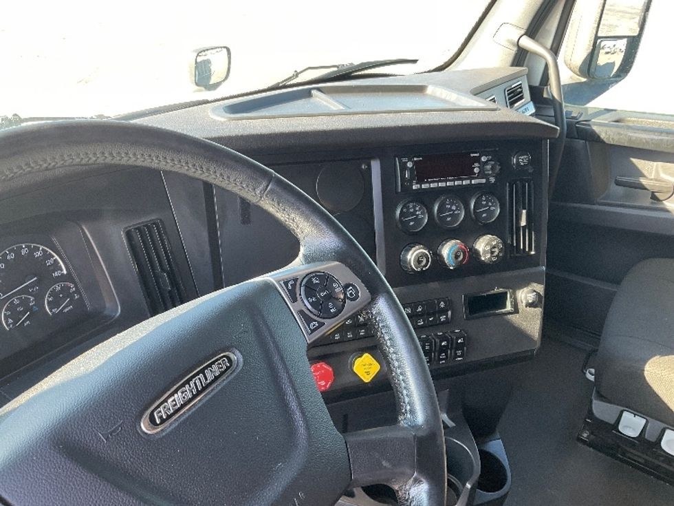 Sleeper Tractor-Heavy Duty Tractors-Freightliner-2024-T12664ST-Saint Laurent-PQ-1,084,019\n\t\tkm-$ 99,250 - Image 11