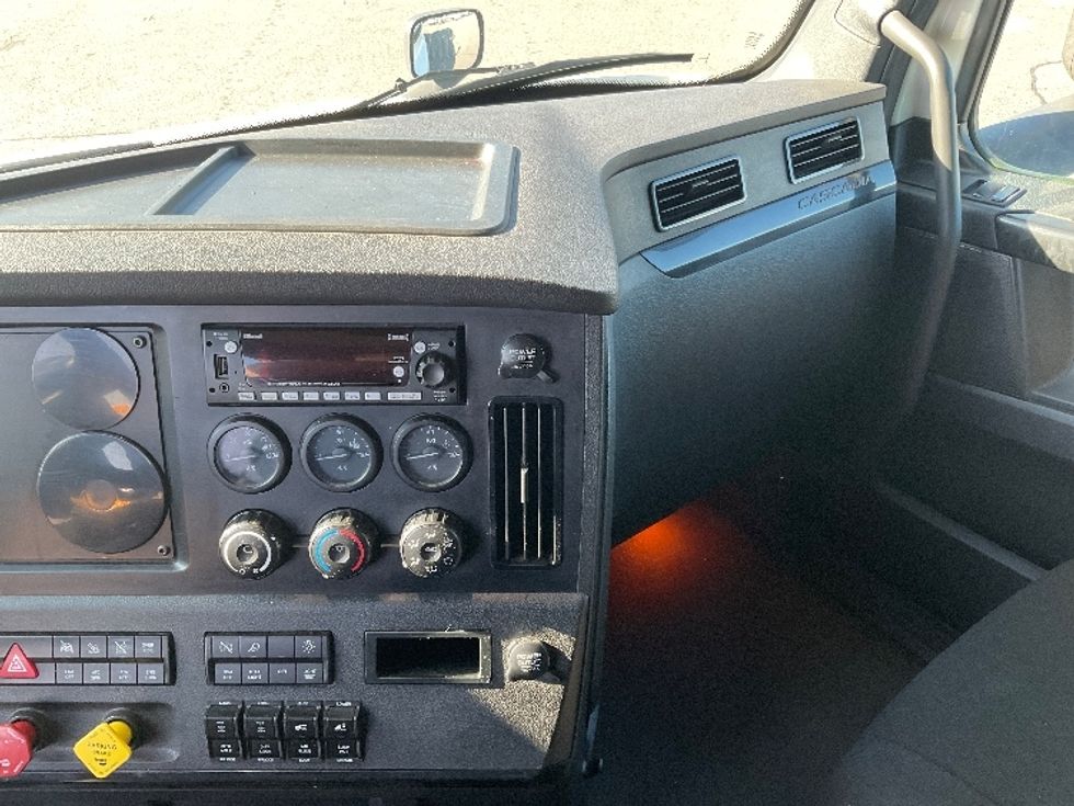 Sleeper Tractor-Heavy Duty Tractors-Freightliner-2024-T12664ST-Saint Laurent-PQ-1,084,019\n\t\tkm-$ 99,250 - Image 12