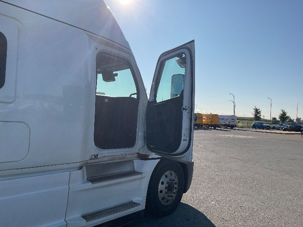 Sleeper Tractor-Heavy Duty Tractors-Freightliner-2024-T12664ST-Saint Laurent-PQ-1,084,019\n\t\tkm-$ 99,250 - Image 13
