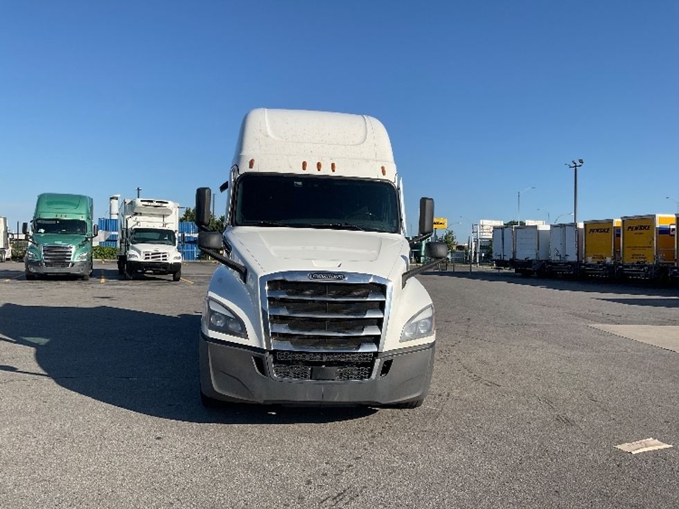 Sleeper Tractor-Heavy Duty Tractors-Freightliner-2024-T12664ST-Saint Laurent-PQ-1,084,019\n\t\tkm-$ 99,250 - Image 2