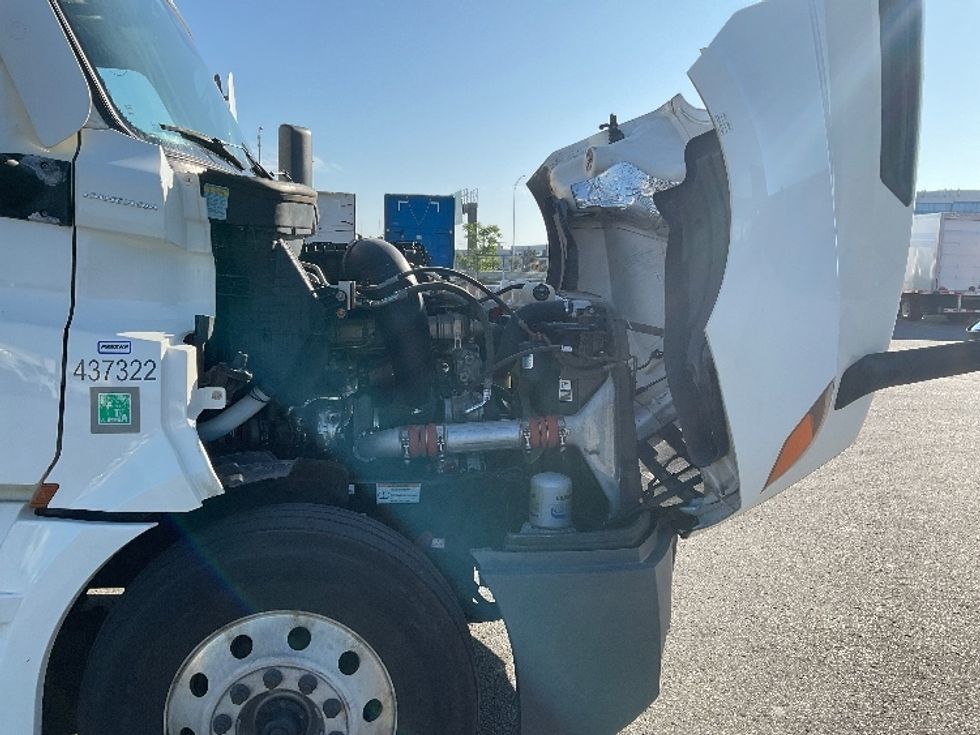 Sleeper Tractor-Heavy Duty Tractors-Freightliner-2024-T12664ST-Saint Laurent-PQ-1,084,019\n\t\tkm-$ 99,250 - Image 20