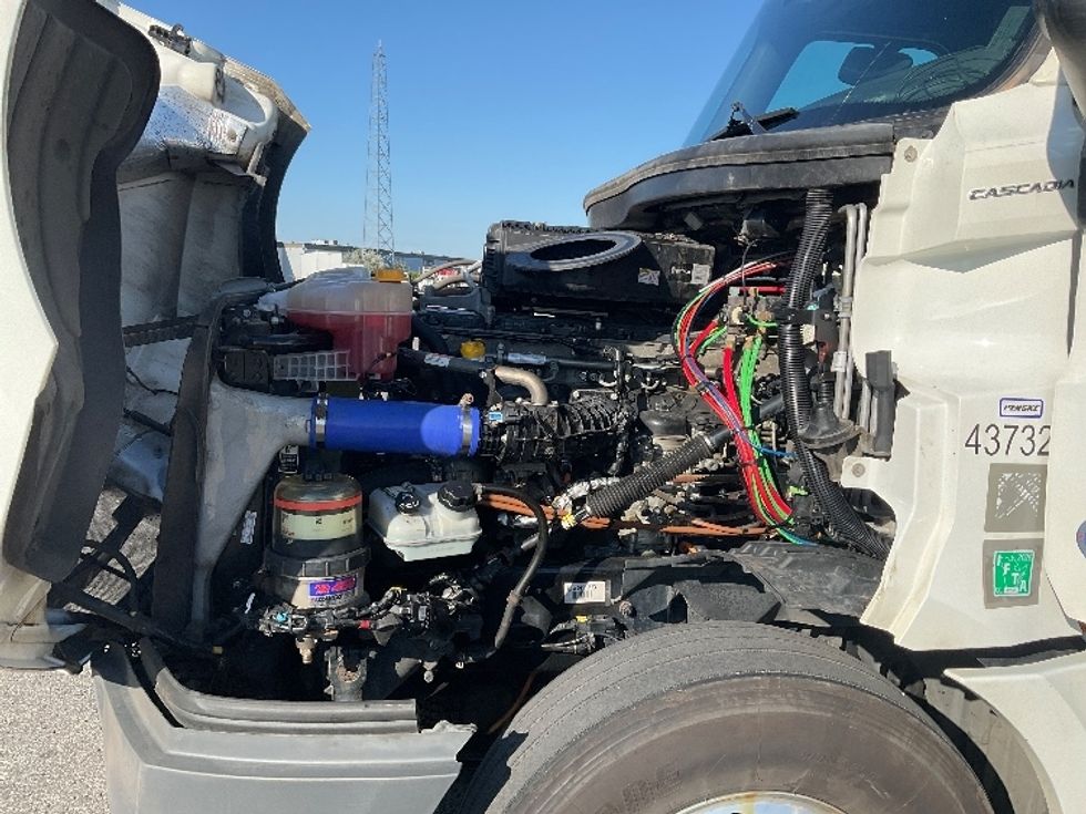 Sleeper Tractor-Heavy Duty Tractors-Freightliner-2024-T12664ST-Saint Laurent-PQ-1,084,019\n\t\tkm-$ 99,250 - Image 21