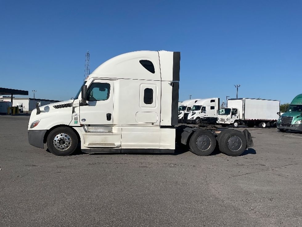 Sleeper Tractor-Heavy Duty Tractors-Freightliner-2024-T12664ST-Saint Laurent-PQ-1,084,019\n\t\tkm-$ 99,250 - Image 4