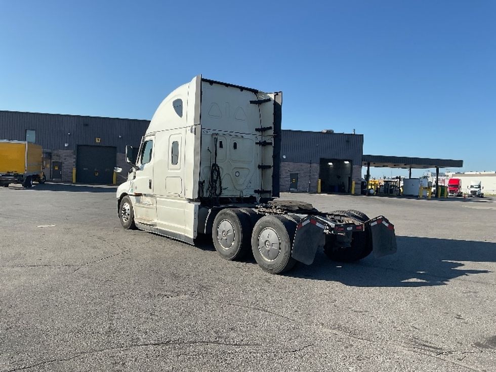 Sleeper Tractor-Heavy Duty Tractors-Freightliner-2024-T12664ST-Saint Laurent-PQ-1,084,019\n\t\tkm-$ 99,250 - Image 5