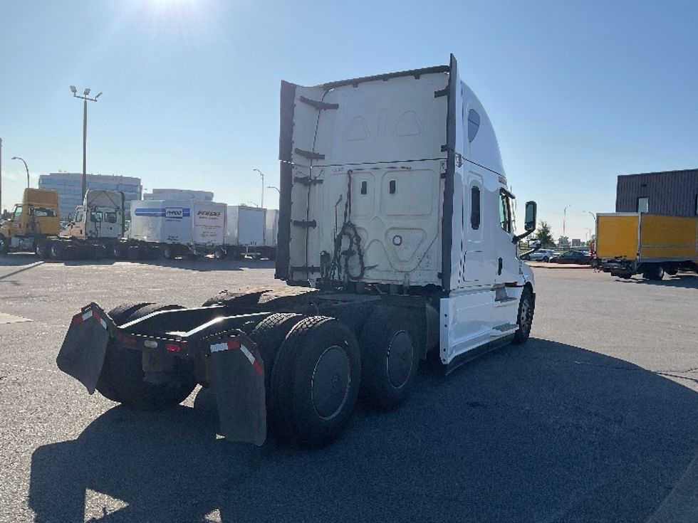 Sleeper Tractor-Heavy Duty Tractors-Freightliner-2024-T12664ST-Saint Laurent-PQ-1,084,019\n\t\tkm-$ 99,250 - Image 7