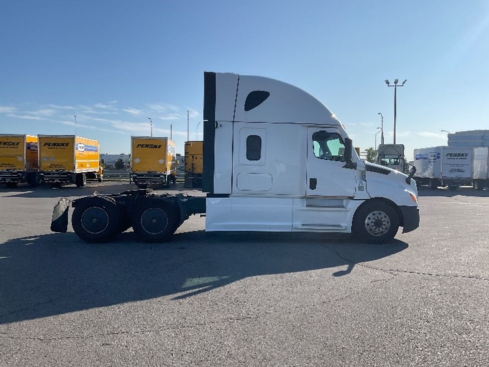 Sleeper Tractor-Heavy Duty Tractors-Freightliner-2024-T12664ST-Saint Laurent-PQ-1,084,019\n\t\tkm-$ 99,250 - Image 8