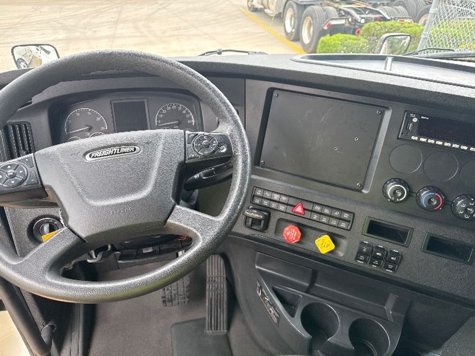 Sleeper Tractor-Heavy Duty Tractors-Freightliner-2024-T12664ST-Salt Lake City-UT-524,984\n\t\tmiles-$ 95,250 - Image 11