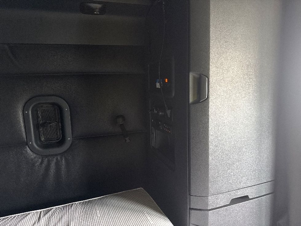 Sleeper Tractor-Heavy Duty Tractors-Freightliner-2024-T12664ST-Salt Lake City-UT-524,984\n\t\tmiles-$ 95,250 - Image 18