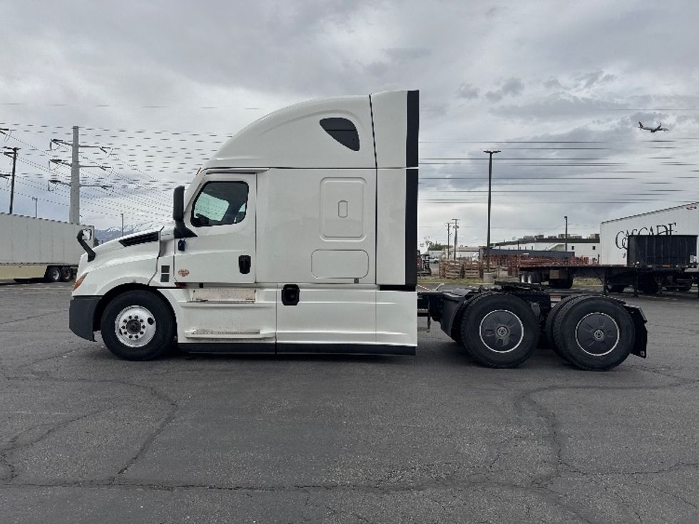 Sleeper Tractor-Heavy Duty Tractors-Freightliner-2024-T12664ST-Salt Lake City-UT-524,984\n\t\tmiles-$ 95,250 - Image 4